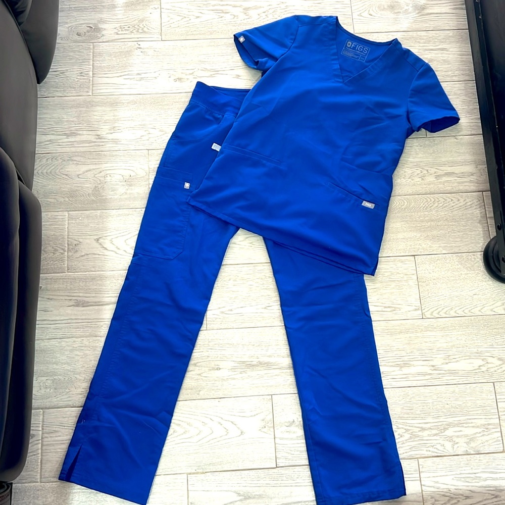 XXS figs set. XXS scrub top and XXS cargo pants.
